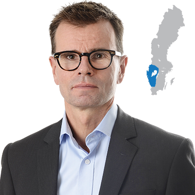 Profilbild av Dan Kjellström med blågrå karta i bakgrunden
