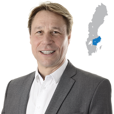 Profilbild av Jan Mandahl med blågrå karta i bakgrunden