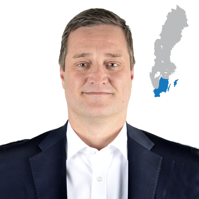 Profilbild av Johan Rothnil med blågrå karta i bakgrunden